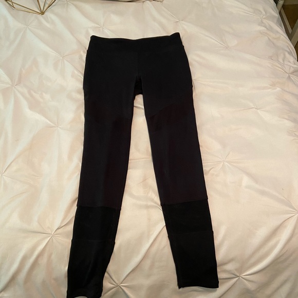 SOLD Black leggings with mesh - Picture 2 of 5